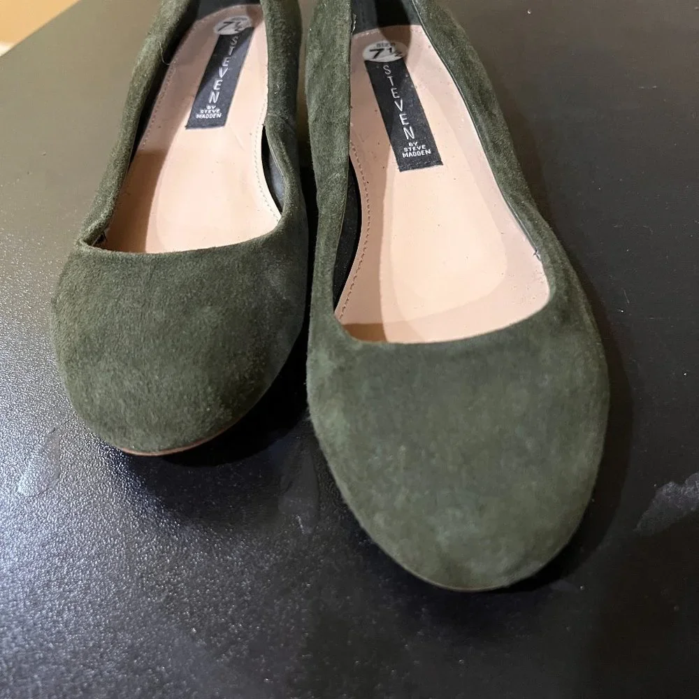 Steve Madden size 7.5 green suede
